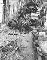 Coutances, Francia o.1944 Jlius 31. Elssegly nyjts egy akna tallatot rt jeepnl (Ford GPW). A kp aljn lthat az alvz utls kereszttagja az tkzkkel a vonhorog 'V'alak megerstse a kerek kivgsokkal s a htfalra, utlag felerstett 'ko