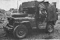 5th Marine Division, Iwo Jima 1945. GPW USMC ment (ambulance) jeep. Figyeld meg a fgglegesen belltott szlvdt s a ptkereket s egy lvedk ttte lyukat a motorhztetn.